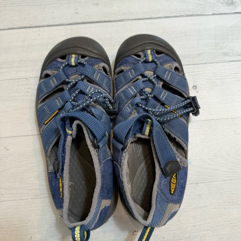 Keen kids Newport‎ hiking shoes sandals blue big kids size 2
